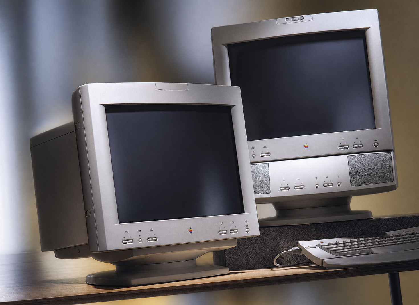 AppleVision 1710 Display (Hammerhead, left) and 1710AV Display (Sousa, right)